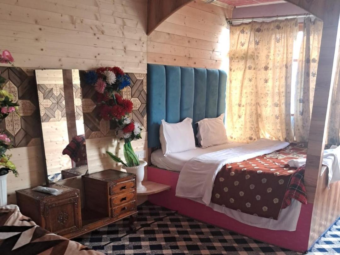 New Lakes Crown Group Of Houseboats Срінагар Номер фото